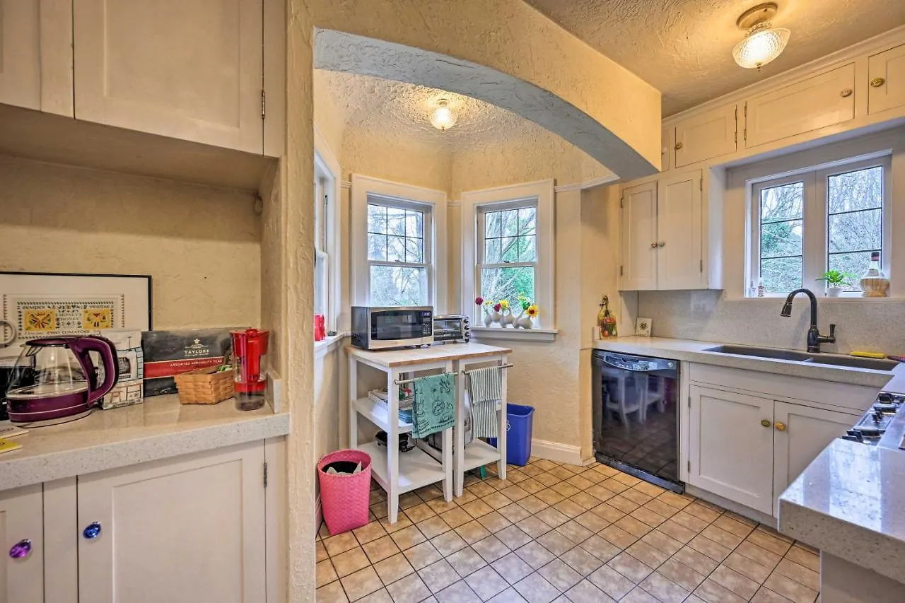 Seattle Home With Balcony 1 Mi To Park And Water! Holiday home
