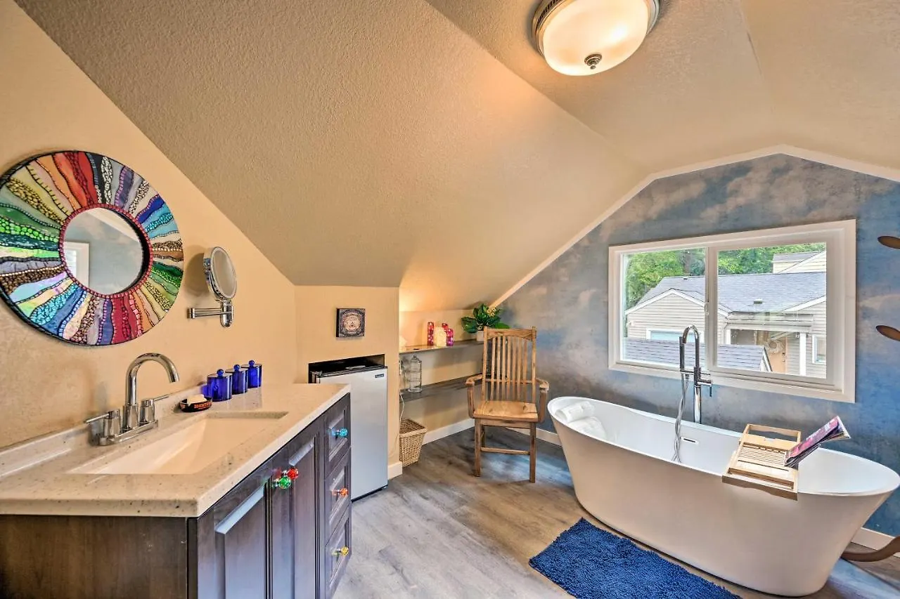 Seattle Home With Balcony 1 Mi To Park And Water! 0*,