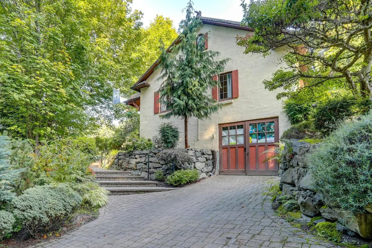 Seattle Home With Balcony 1 Mi To Park And Water!
